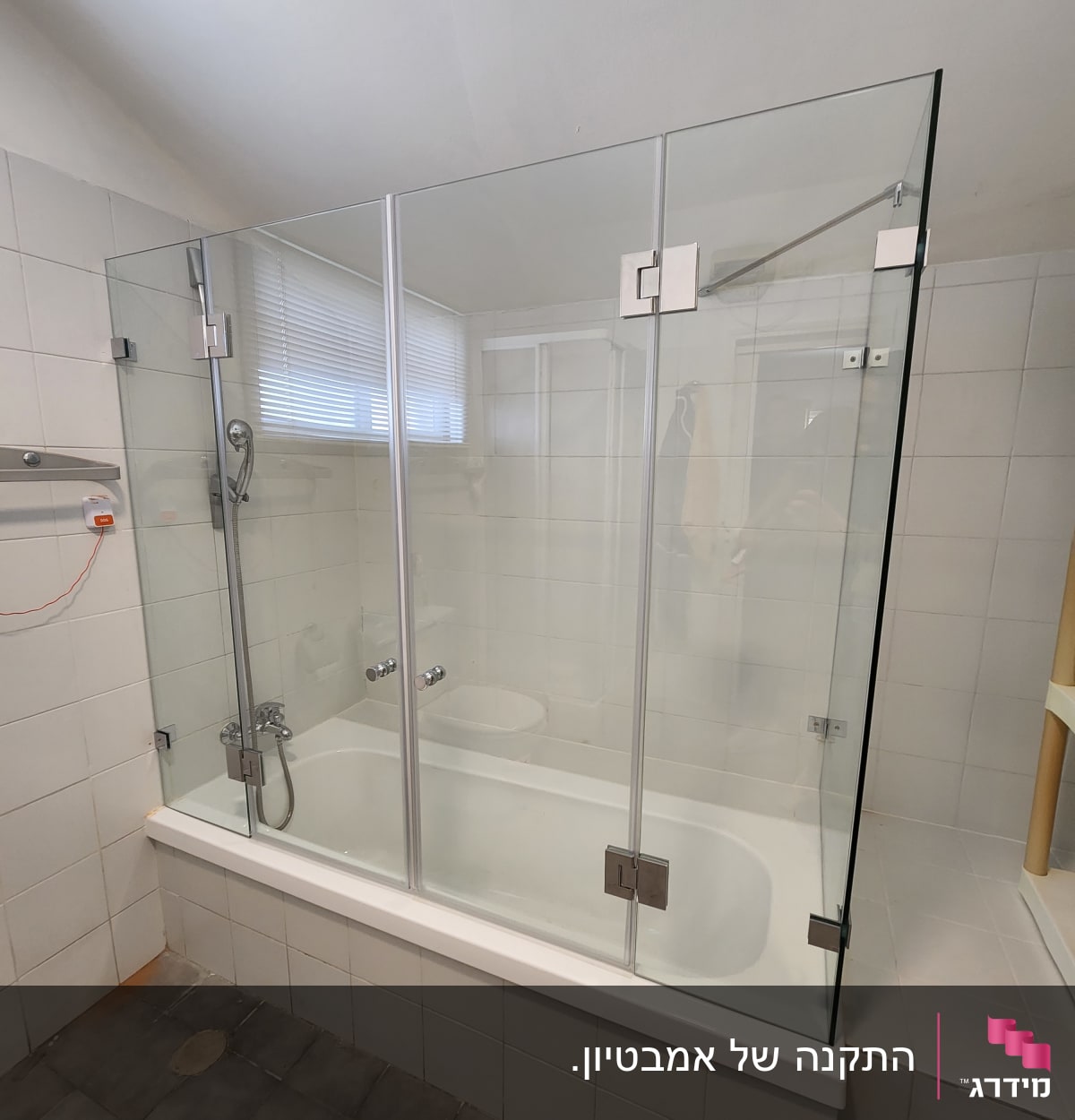 מקלחון זכוכית עם אמבטיה וברז ידני